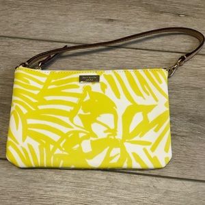 New with tags! Never been used. Pretty Kate Spade wristlet.